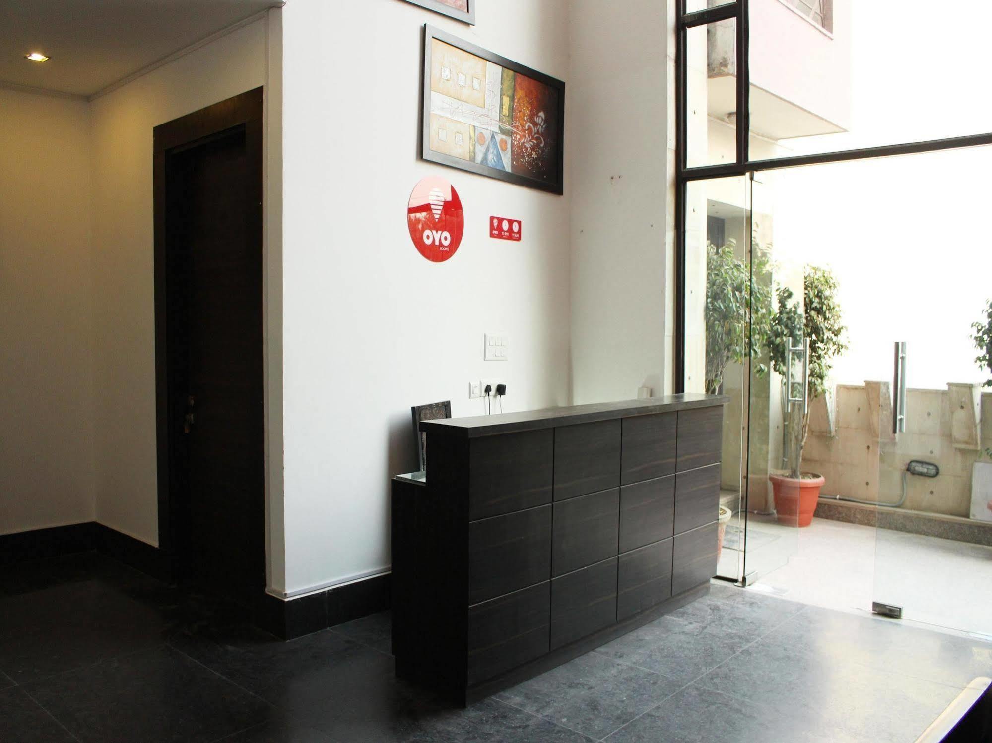 Oyo Flagship 387 Moulsari Avenue Hotel Gurgaon Bagian luar foto