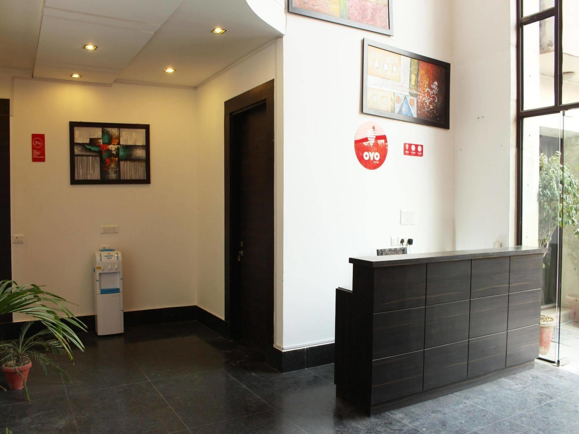 Oyo Flagship 387 Moulsari Avenue Hotel Gurgaon Bagian luar foto