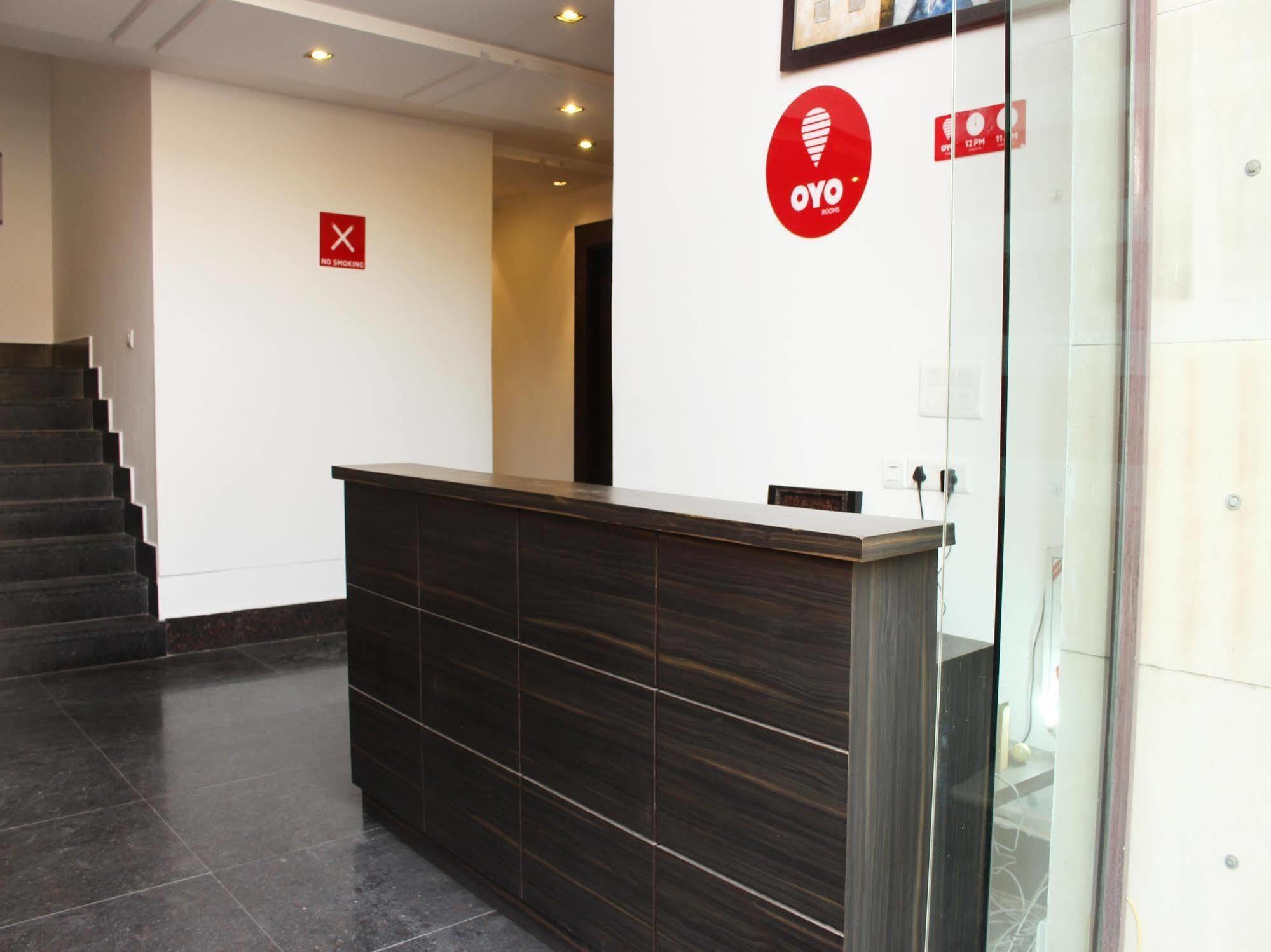 Oyo Flagship 387 Moulsari Avenue Hotel Gurgaon Bagian luar foto
