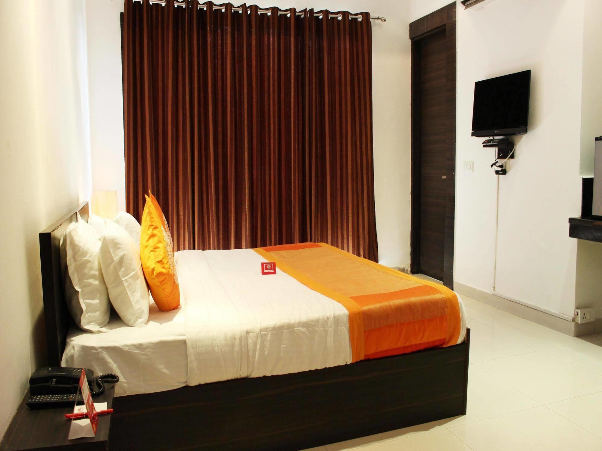 Oyo Flagship 387 Moulsari Avenue Hotel Gurgaon Bagian luar foto