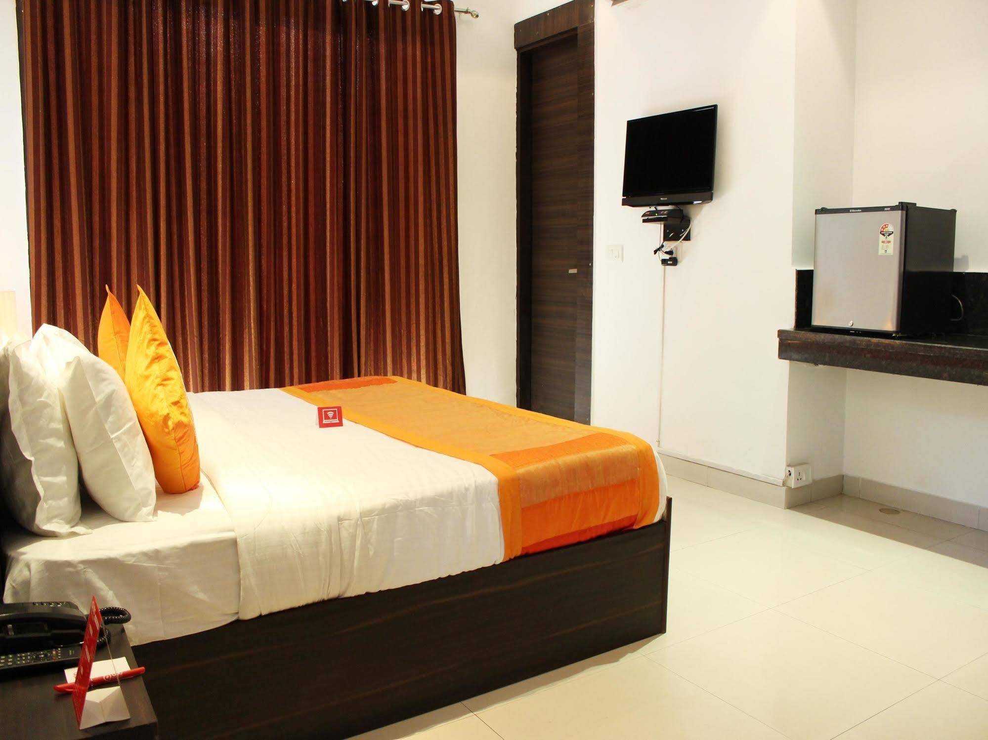 Oyo Flagship 387 Moulsari Avenue Hotel Gurgaon Bagian luar foto