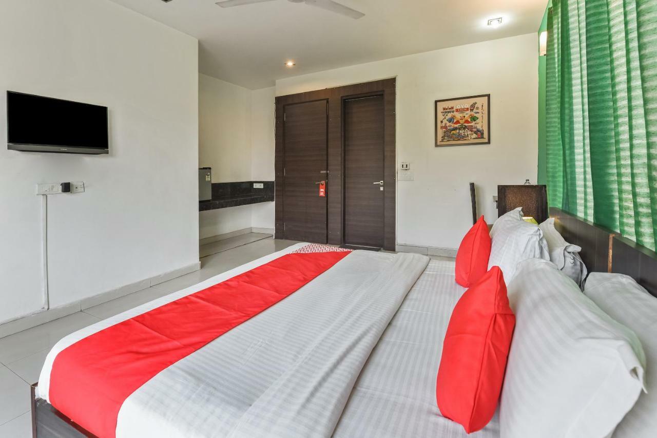 Oyo Flagship 387 Moulsari Avenue Hotel Gurgaon Bagian luar foto