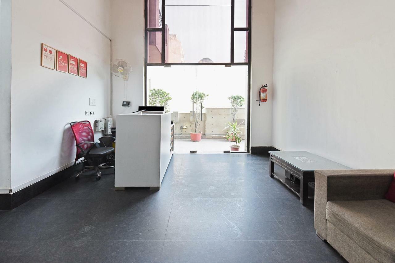 Oyo Flagship 387 Moulsari Avenue Hotel Gurgaon Bagian luar foto