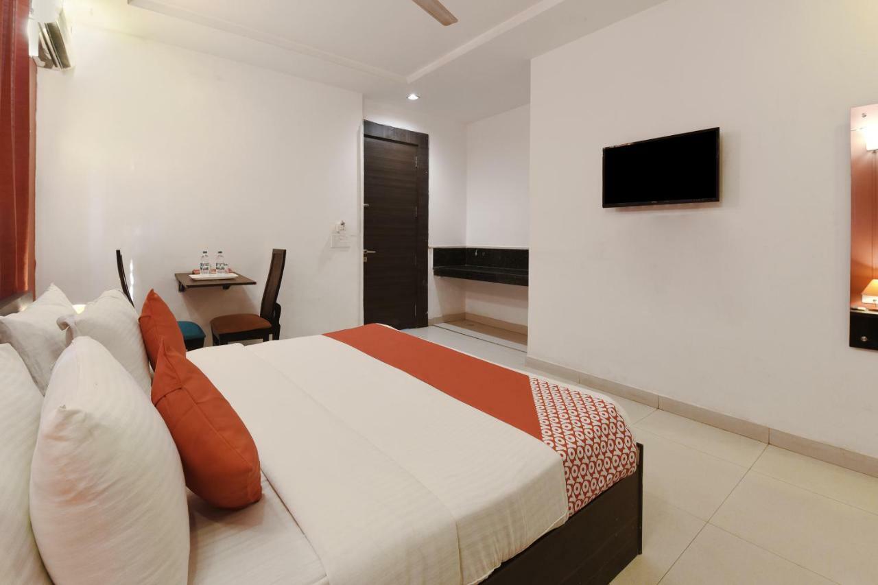 Oyo Flagship 387 Moulsari Avenue Hotel Gurgaon Bagian luar foto